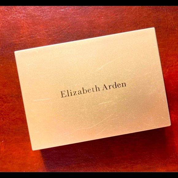 Elizabeth Arden shimmer powder in nude - Picture 2 of 3